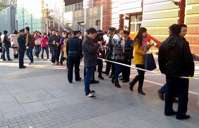 雙選會門口排隊的學(xué)生 雙選會門口排隊的學(xué)生