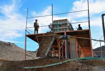 經(jīng)脫水后板框壓濾機排出的濾餅 經(jīng)脫水后板框壓濾機排出的濾餅