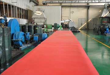 通過濕法制膠工藝的最后一道流程——硫化,將生攪拌硫化成最終的耐磨橡膠成品 通過濕法制膠工藝的最后一道流程——硫化,將生攪拌硫化成最終的耐磨橡膠成品